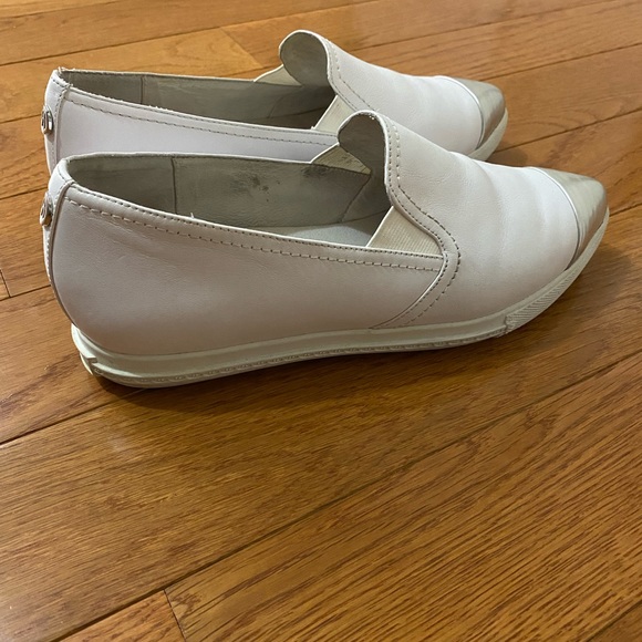 Preowned wishbone shoes size 8 -white & silver - Picture 3 of 6